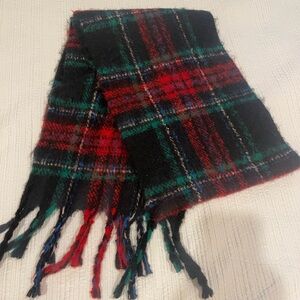 Preowned Victoria’s Secret scarf excellent condition